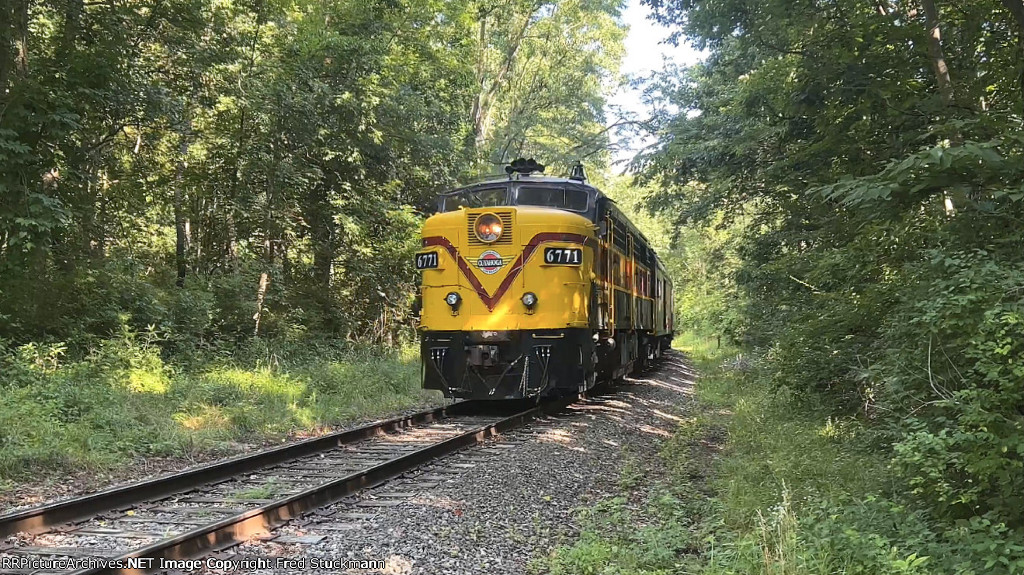 CVSR 6771 trails the northbound move at Big Bend.